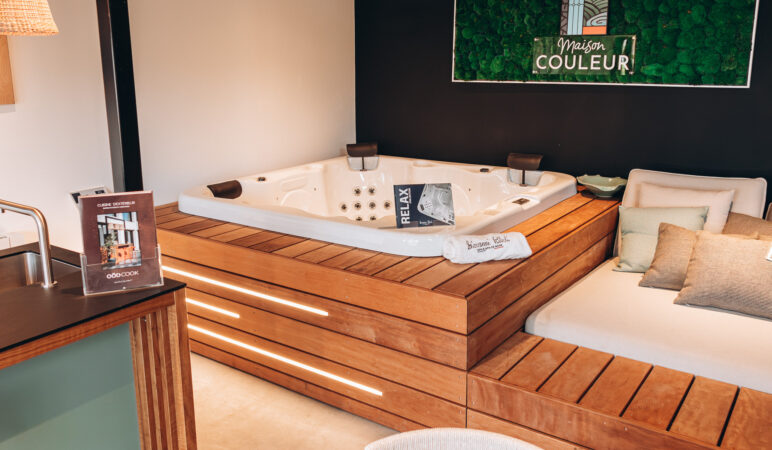 Après : Spa R5 gamme relax installé au showroom Maison Couleur