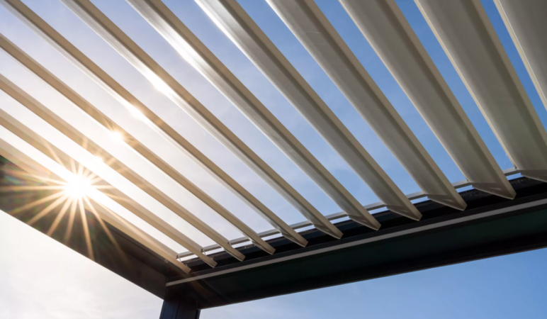 Avant : pergola bioclimatique