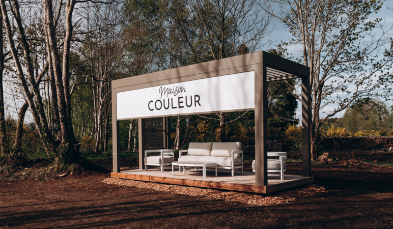 Après : salon-jardin-pergola-showroom